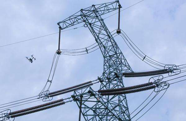 我國(guó)首次一鍵控制5架無(wú)人機(jī)實(shí)施電力巡檢 我國(guó)首次一鍵控制5架無(wú)人機(jī)實(shí)施電力巡檢